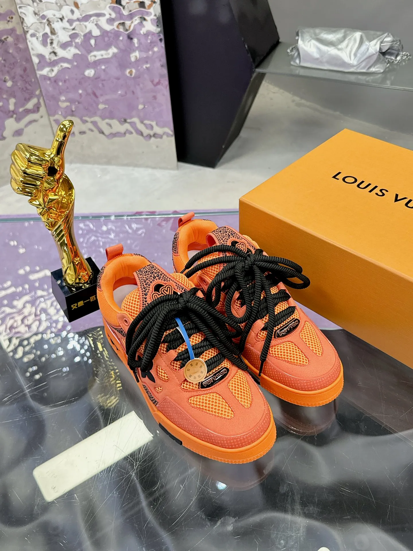 Men's shoes 💰900❤️❤️❤️ 𝙇𝙑 Bread shoes have added new colors 💓 Craftsmanship series 𝟐𝟎𝟐5/𝐒𝐒 𝐧𝐞𝐰 Louis Vuitton catwalk skate shoes are popular, LOUIS VUITTON Trainer is undoubtedly one of the most successful Sneakers launched by luxury brands, but the pace of exploration will not stop. LOUISVUITTON will also bring a new series of skateboard shoes in the spring of 2025. The new series in the picture returns to the 90s Chunky Skate Shoes look and feel. The uppers are made of leather and mesh. The fat silhouette and thick shoelaces are very eye-catching. It is expected to have quite a few colors like the Trainer. Judging from the previous DIOR show skate shoes, this chunky style may be even stronger next year. 💎 Size: Female 35-40 Male 39-46